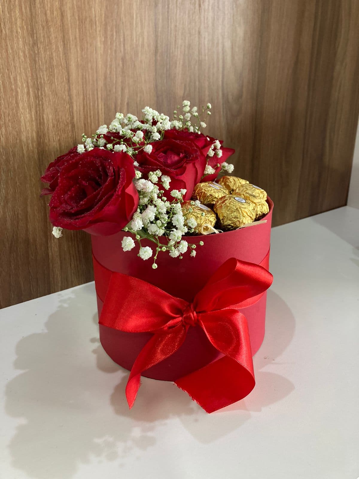 Box de luxo com rosas e Ferrero