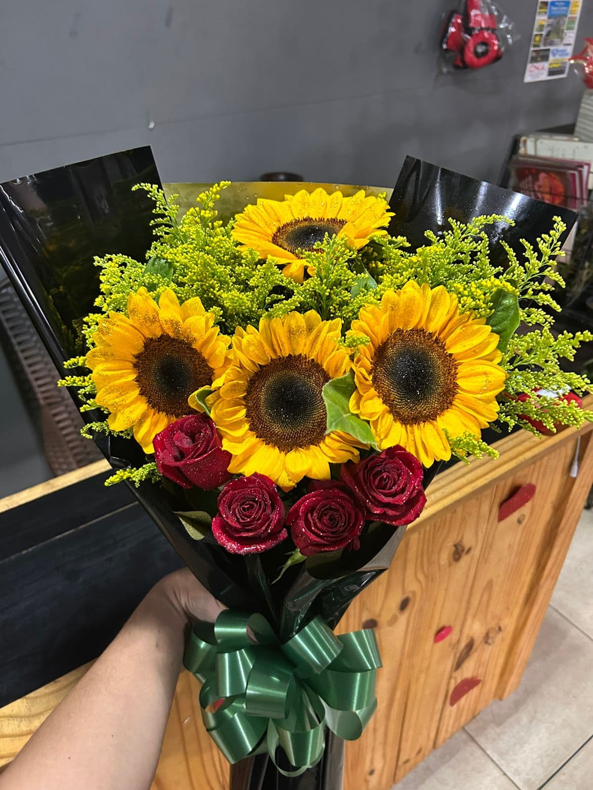 Buquê de girassol com rosas