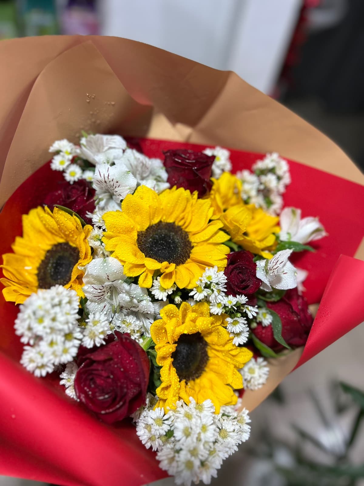 Buquê de rosas e girassol