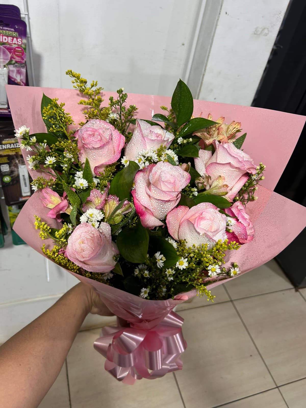 Buquê encanto com 6 rosas