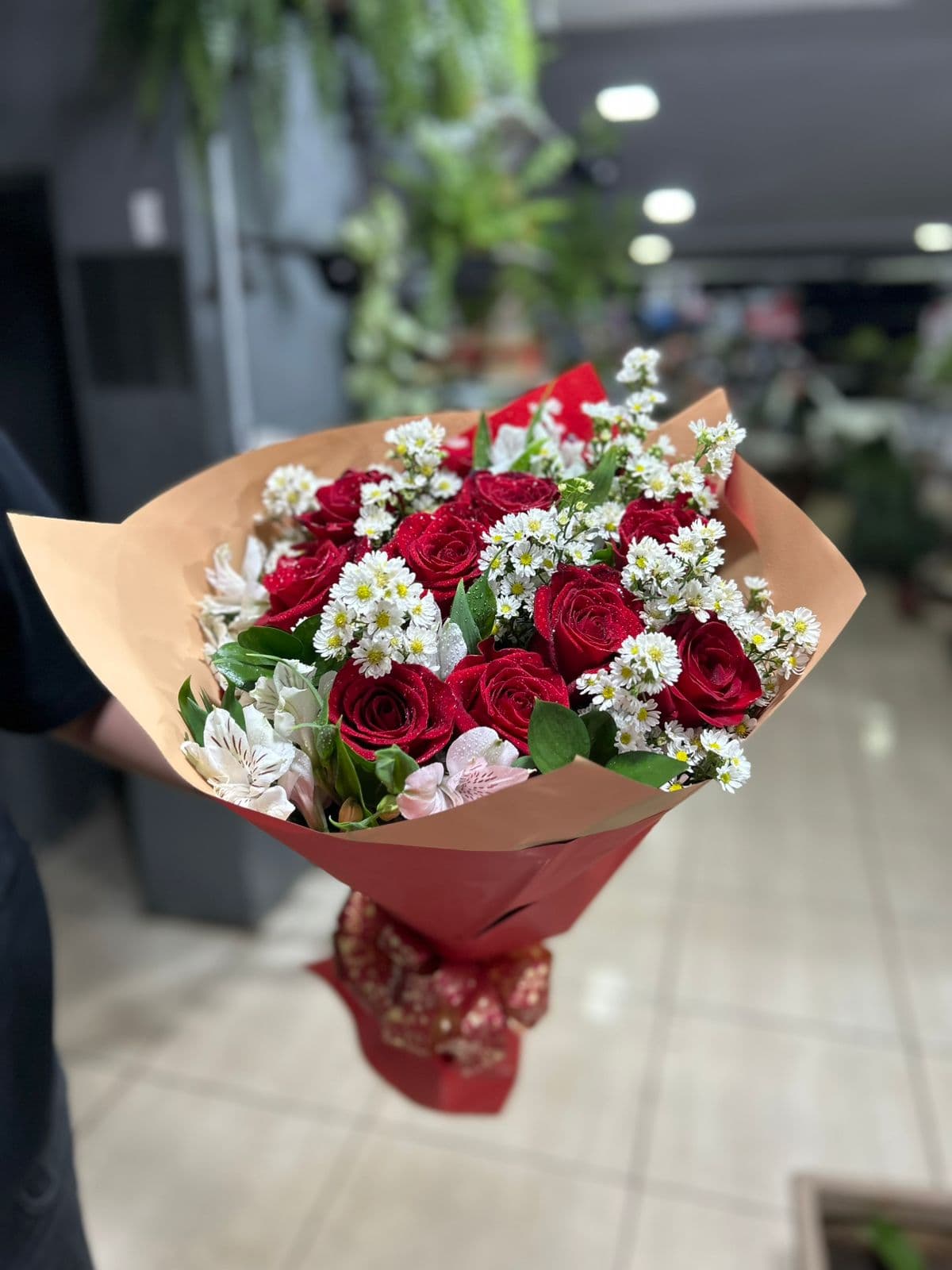 Buquê de luxo com 12 rosas vermelhas